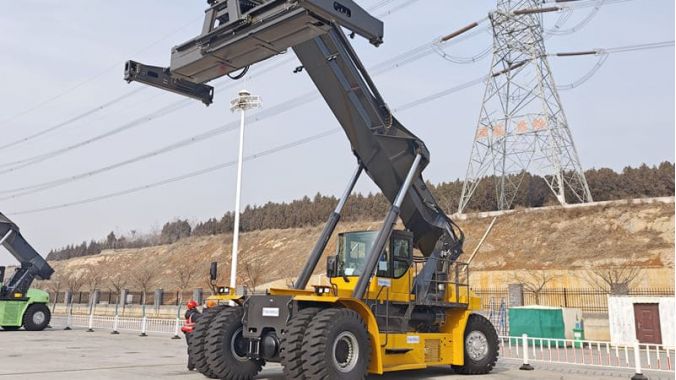 Reach Stacker Machine